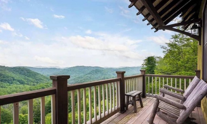 Wolf Laurel House | 5 Min to Hatley Pointe~Hot Tub~Games~Dog Friendly