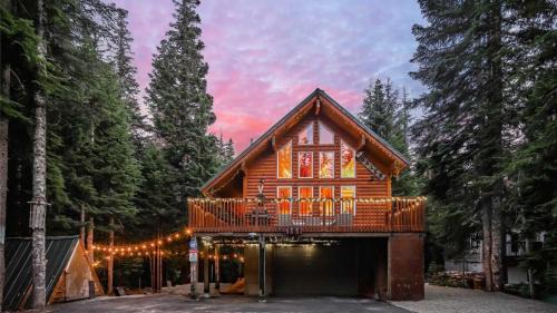 Snoqualmie Pass House | 5-Min to Slopes - 4BR with Private Creek