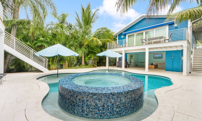 Anna Maria House | 5 Min Walk to Beach, Rest & Shops, Family Friendly