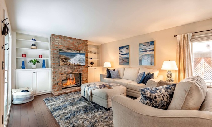 Studio City Condo | 5 Min Walk to Ventura Blvd 2 Primary Bedroom Suites plus W/D - Parking