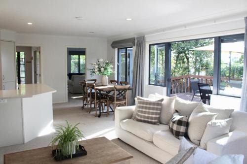 Havelock North House | 5-min walk to Village - Havelock North Holiday Home with Spa Pool