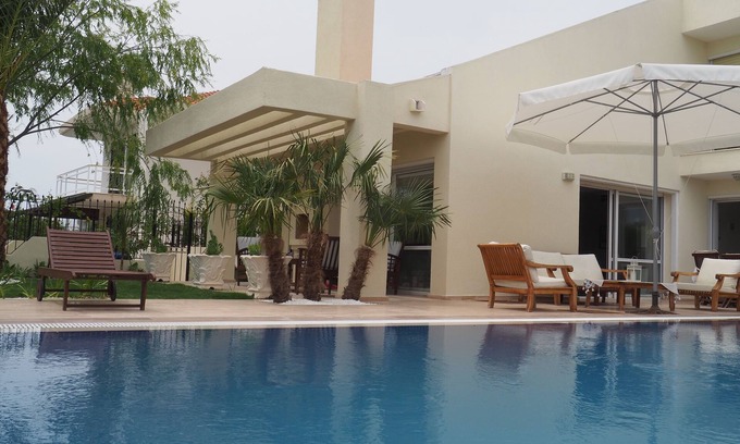 Alacati Villa | 5 min walking distance from Cesme "Ilica Beach" Cozy vila with pool.