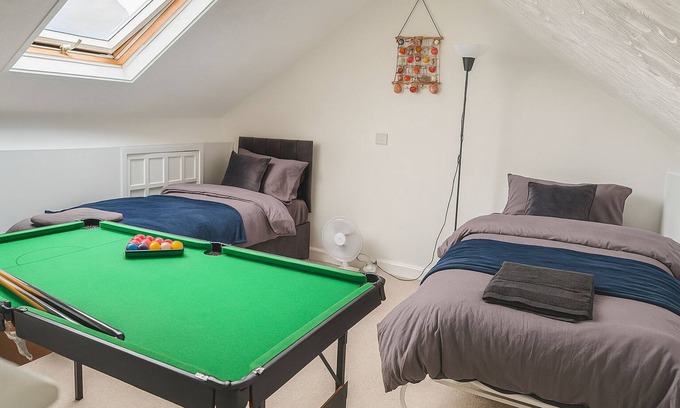 Castle House | 5 mins from City Centre & Beach w/Snooker Table, Wifi, Parking, Sea View & More!
