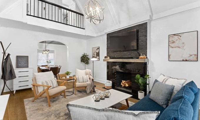 Peoria House | 5 mins from OSF/Carle Health