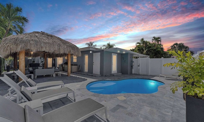 Coral Heights House | 5 mins to Beach! Pool & Tiki Hut | BBQ