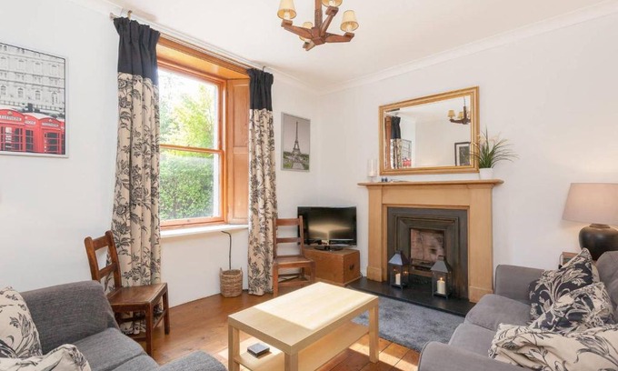 West End Apartment | 5 Mins to Princes Street - Main Door Cottage - Private Garden - New Property