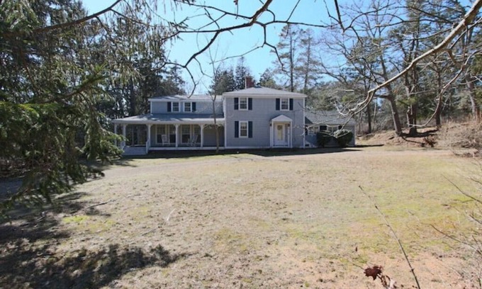 Truro House | 5 minute drive to Ocean and Bay beaches! 5+ bedroom Cape Colonial.