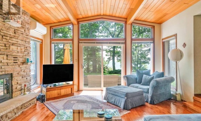 Port Colborne Cottage | 5 Minute to Whiskey Run Golf Course! Waterfront property- Hot tub + Sauna!