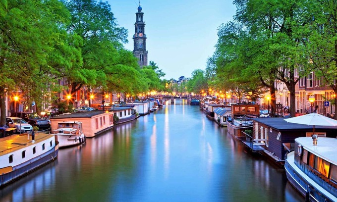 Amsterdam City Centre Apartment | 5-minute walk from Amsterdam’s city center & buzzing 9 streets