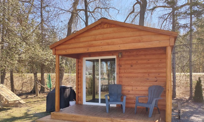 Picton Cabin | 5 minute walk to Sandbanks Beach! In the heart Prince Edward County
