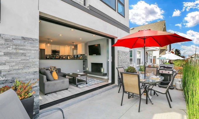 West Newport House | 5 Minute Walk to Beach & Dining, Ultra-Modern Amenities, High-End Kitchen, Open Patio