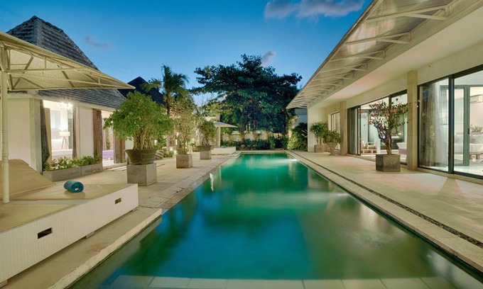 Munggu House | 5 Minutes Away from Echo Beach Canggu! Spacious and Tropical Space to Unwind At