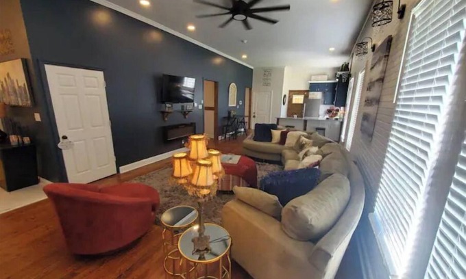 North Birmingham House | 5 Minutes away from Protective stadium & Top Golf!