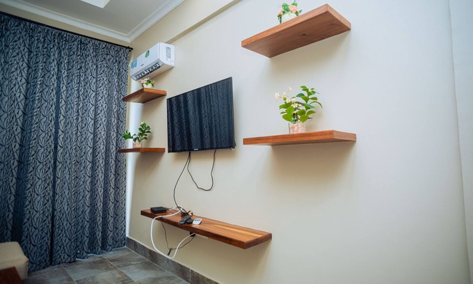 Dar es Salaam Apartment | 5 minutes drive to the beach! 1 BR unit with free Wi-Fi, 24hr security