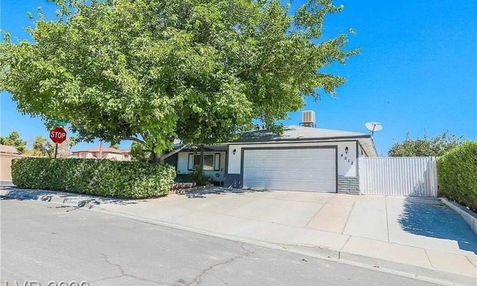 Paradise House | 5 minutes to Airport and the Strip- 3Bedroom, 2Bath, Great Pool