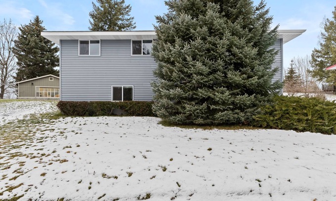 Cheney House | 5 minutes to EWU! Large home backing to scenic wheat fields!