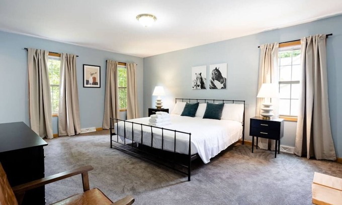 Gansevoort House | 5 Minutes to Saratoga spacious 5 bedroom home