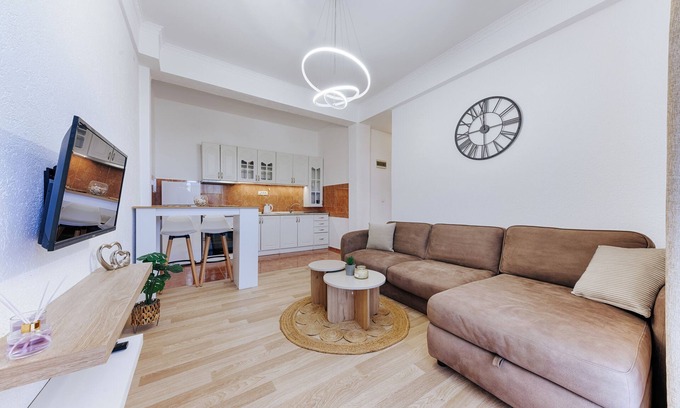 Dobra Voda Apartment | 5 minutes to the beaches and nice restaurants ! Family apartment w/sea view.