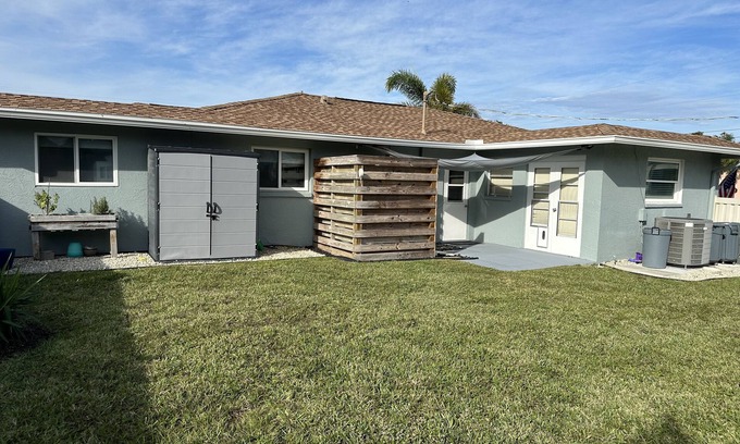 Sorrento Shores House | 5 minutes to the BEACH! Beautiful neighborhood on intercoastal. Family friendly