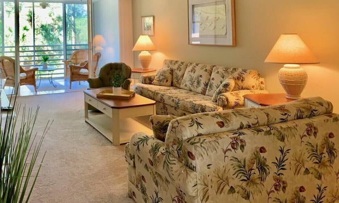 North Naples Condo | 5 minutes to the beaches