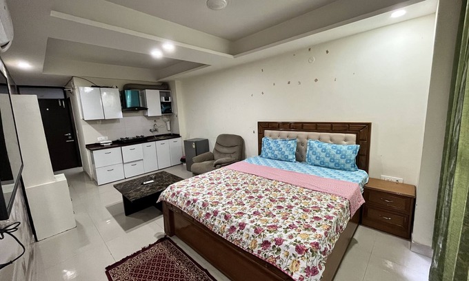 Bullawala Apartment | 5 minutes to the theme park! Family-sized condo with game room & deck