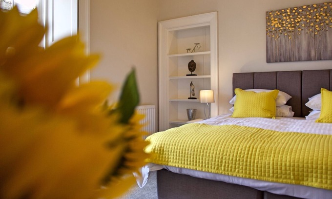 Stirling Apartment | 5 minutes walk from the station and local amenities.
