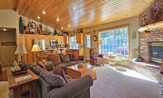 Deer Park House | 5 Modoc-Sunriver, Oregon: Hot Tub, BBQ, WiFi, SHARC Aquatics, Tubing Hill, Mt. Bachelor, Golf, Deschutes River, Tennis, Bike Paths