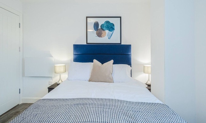 Swindon Apartment | 5 Regent Circus Apartment Central Location Long Stays