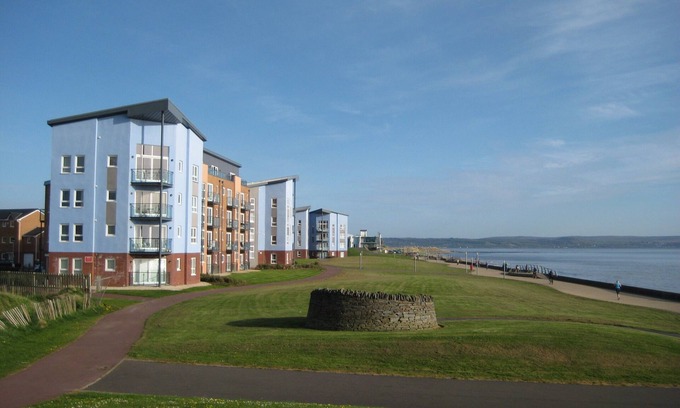 Llanelli Apartment | 5* Self Catering Penthouse, Llanelli, Beach, Sea Views, Walks, Golf, Cycle.