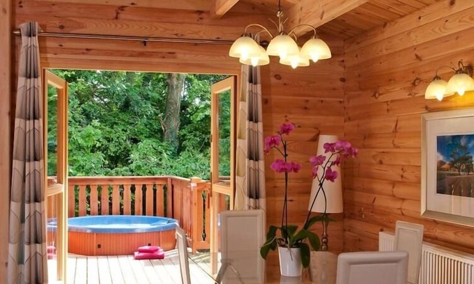 Winchester Cabin | 5 star, award winning Lodge with luxurious hot tub (sleeps 4)