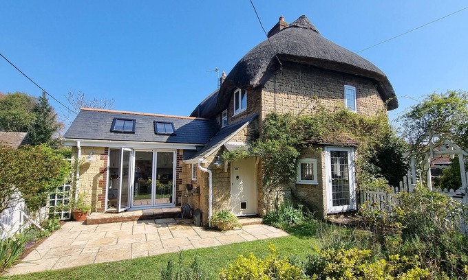 Brighstone House | 5 Star, Cosy, characterful thatch cottage in a designated area of natural beauty