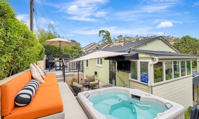 Laguna Beach House | 5 star-cottage with amazing deck&hot tub in town! Walk everywhere-no car needed