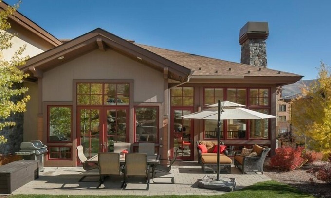 Elkhorn Village House | *5-Star Craftsman Style Home - Contemporary Decor, Open & Sunny Floor Plan