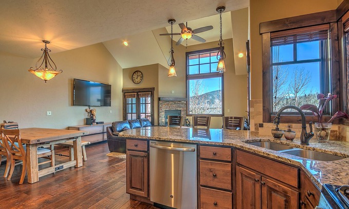 Frisco House | 5-Star Finishings Townhome. Minutes from World Class Ski Resorts, Hot Tub