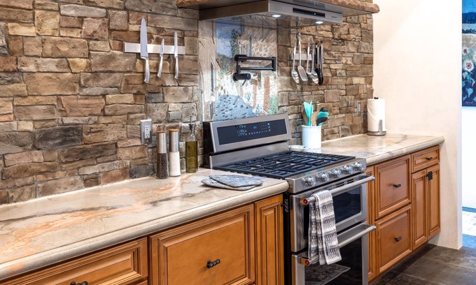 East Wenatchee Villa | 5 Star getaway, spa bath, 2 game rooms, hot tub, gourmet kitchen & pizza oven