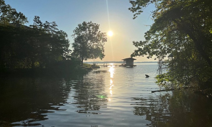 Centre Cottage | 5 Star Lakefront Cottage with Full Guest House on Lake Weiss - Sleeps 10-12