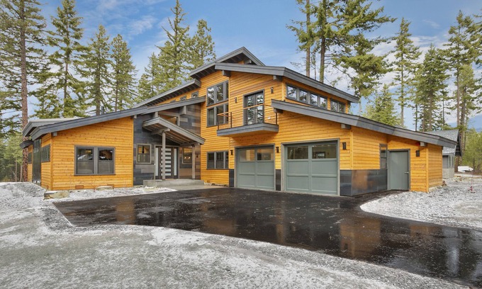 Cle Elum House | 5 Star Luxury Home + 4 King Bed Suites + Bunkroom + Game Room + Hot Tub