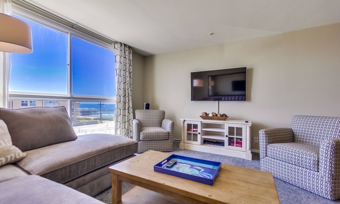 North Pacific Beach Condo | 5 - STAR -⭐ - OCEAN VIEW WITH SWIMMING POOL & JACUZZI - FAMILY FRIENDLY