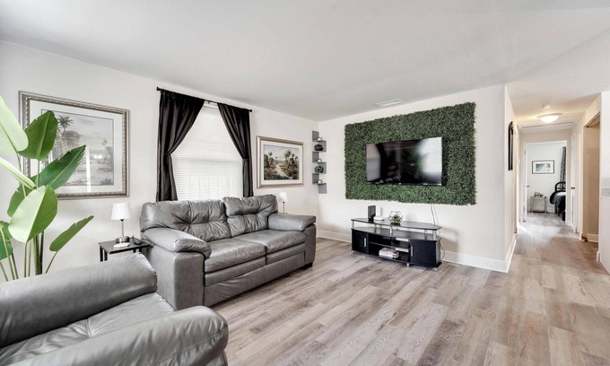 East Tampa House | 5 Star Renovated Home/Mins to Tampa General Hospital/Hot Tub