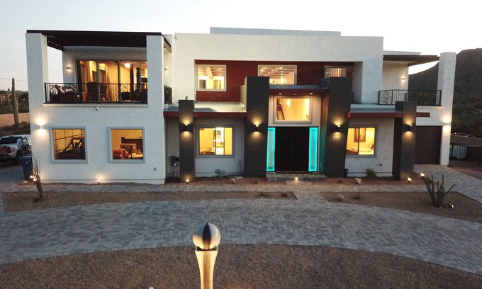 Apache Junction House | 5 Star *Sleeps 22 6 Bed 6 Bath 6,000 SQ Ft Modern Superstition Mnt Estate