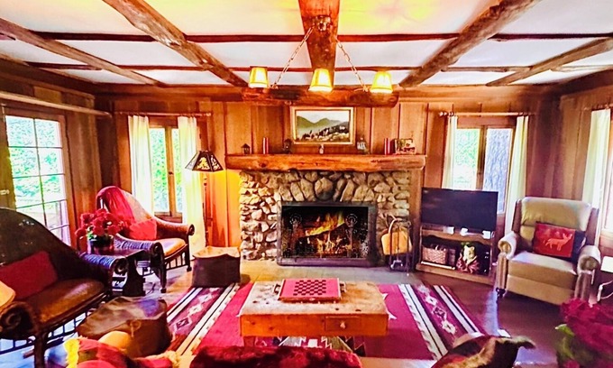 Idyllwild Cabin | 5 STAR *STRAWBERRY CORNER* CLASSIC CABIN ON CREEK, 1 MINUTE WALK TO VILLAGE!