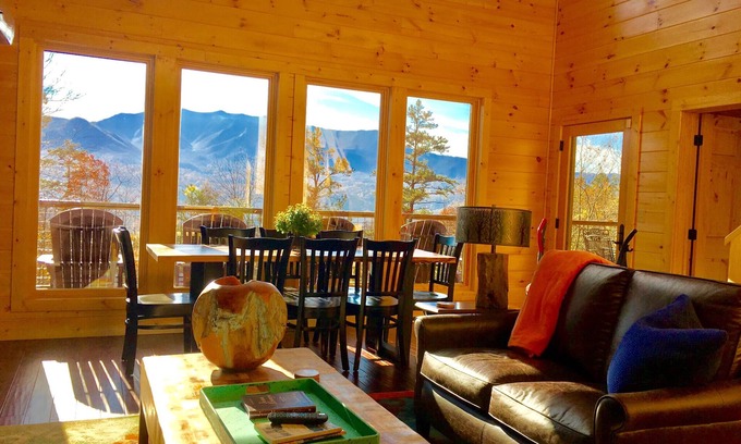 Gatlinburg - Pigeon Forge Cabin | 5 Stars! Mt LeConte Veiws, 3 King suites Sleeps 10. Theater room Pool Fire Pit