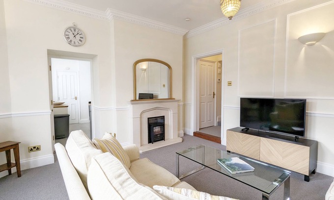 Midhurst Cottage | 5 The Clock House - a flat that sleeps 2 guests in 1 bedroom