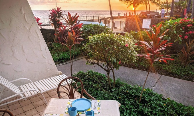 Kailua-Kona Condo | 50 Feet to Ocean: Kona Deluxe Ground-Floor Unit!