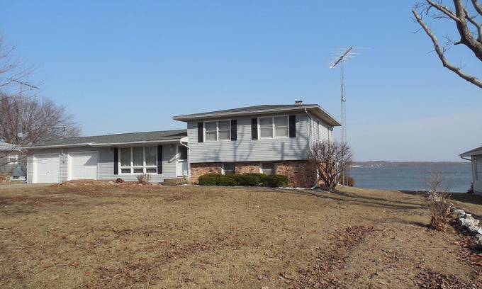 Argyle House | 50' from the Mississippi River, see the winter eagle migration, fish from there