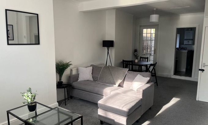 Dartford House | 50 m² House ∙ 2 bedrooms ∙ 3 guests