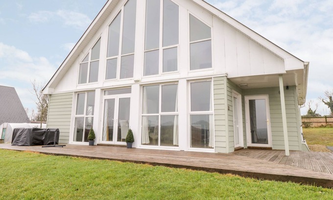 Belturbet Cottage | 50 RIVER RUN, pet friendly, with hot tub in Belturbet, County Cavan