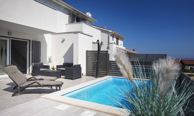 Liznjan House | 500 metres to the beach with private pool, sea view, wifi