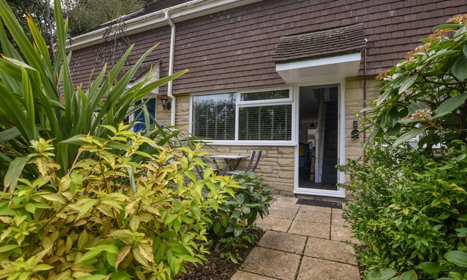 Charmouth House | 51 FERNHILL HEIGHTS, pet friendly, with a garden in Charmouth