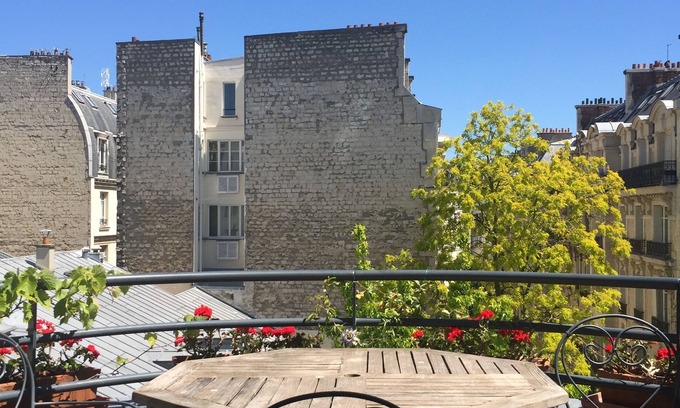 Quartier Saint-Georges Bed & Breakfast | 52 Clichy B&B - Your Central Paris Luxury Home From Home